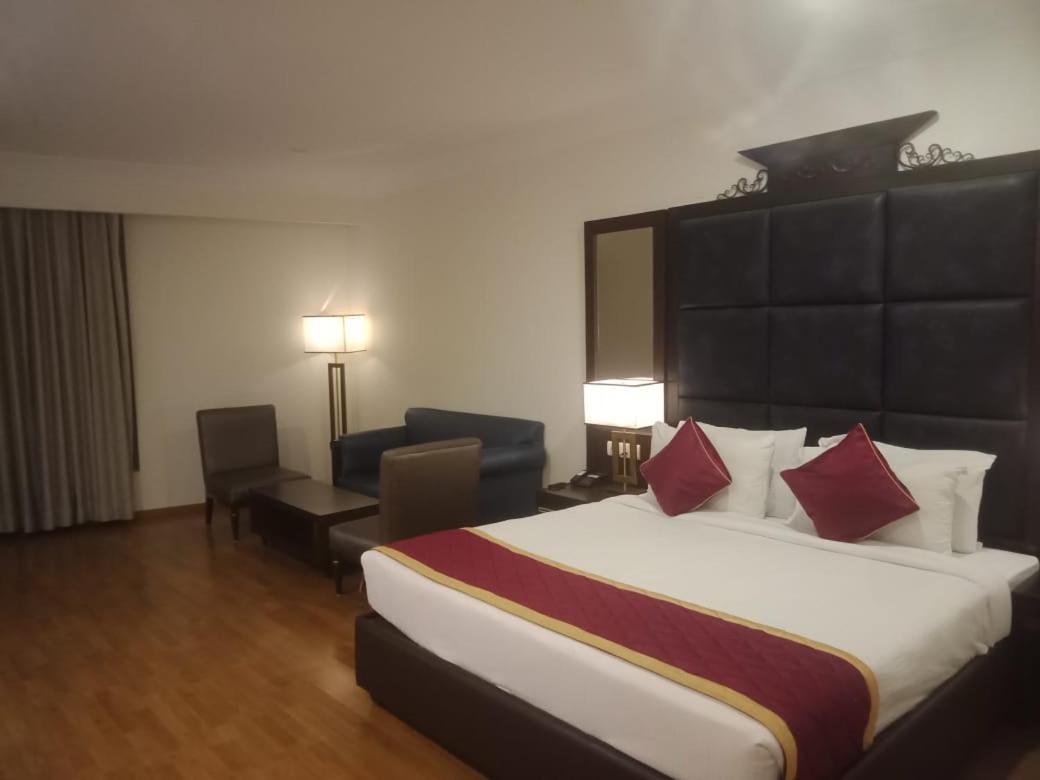 Blossom Rooms Hotel Vashishtha - Free Lunch Or Dinner- Free Breakfast Haidarábád Kültér fotó