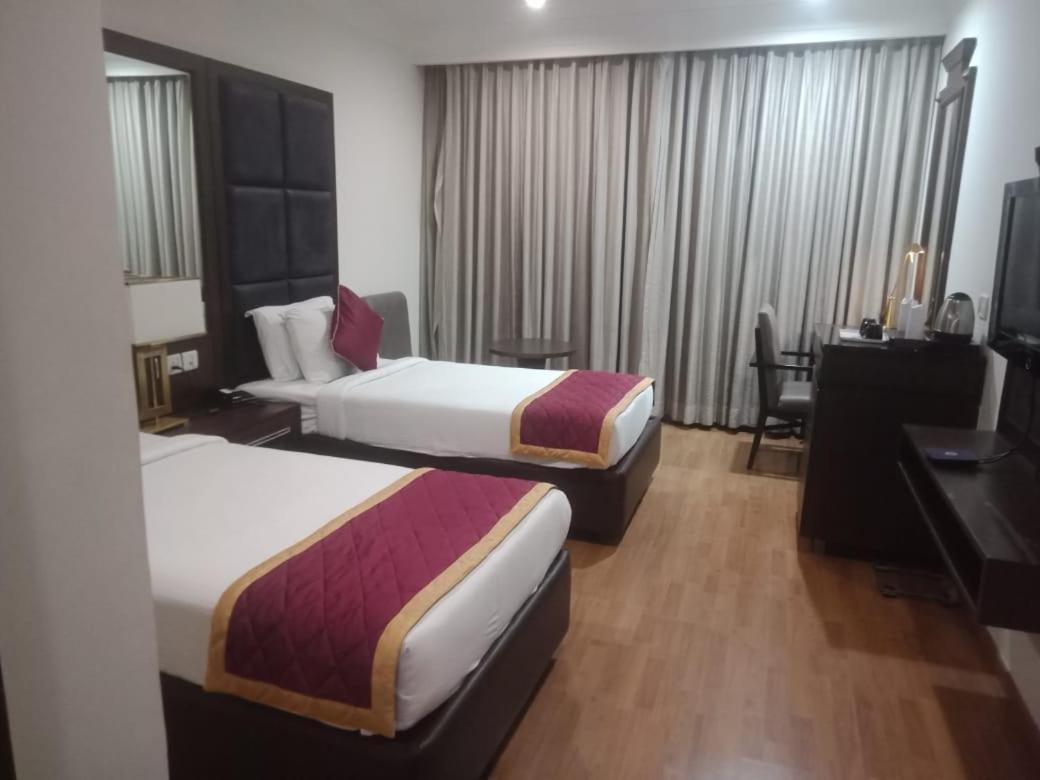 Blossom Rooms Hotel Vashishtha - Free Lunch Or Dinner- Free Breakfast Haidarábád Kültér fotó